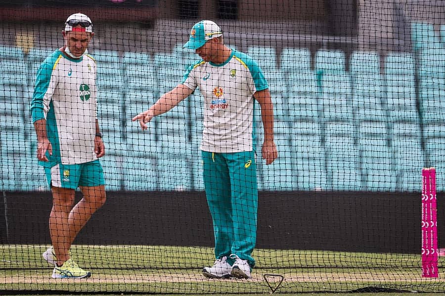 ಆಸ್ಟ್ರೇಲಿಯಾ ತಂಡದ ಕೋಚ್ ಜಸ್ಟಿನ್ ಲ್ಯಾಂಗರ್ ಮತ್ತು  ಬ್ಯಾಟರ್ ಡೇವಿಡ್ ವಾರ್ನರ್ ಪಿಚ್ ಪರಿಶೀಲಿಸಿದರು  –ಎಎಫ್‌ಪಿ ಚಿತ್ರ