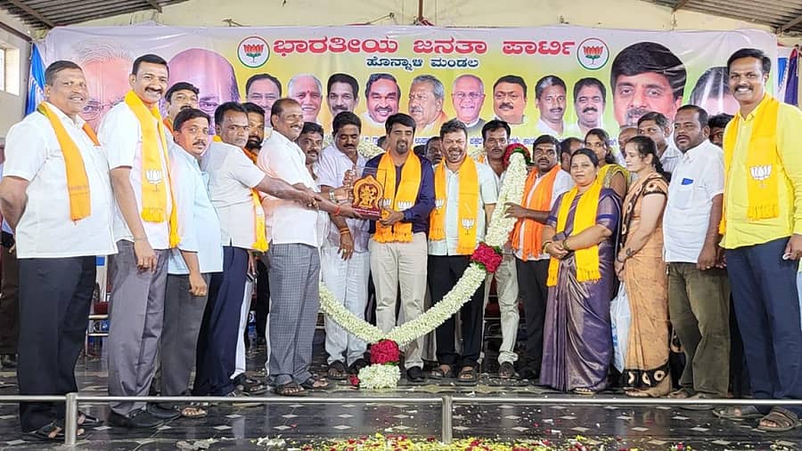 ಹೊನ್ನಾಳಿಯಲ್ಲಿ ಹಮ್ಮಿಕೊಂಡಿದ್ದ ಕಾರ್ಯಕ್ರದಲ್ಲಿ ವಿಧಾನಪರಿಷತ್ ಸದಸ್ಯ ಡಿ.ಎಸ್. ಅರುಣ್ ಅವರನ್ನು ಅಭಿನಂದಿಸಲಾಯಿತು.