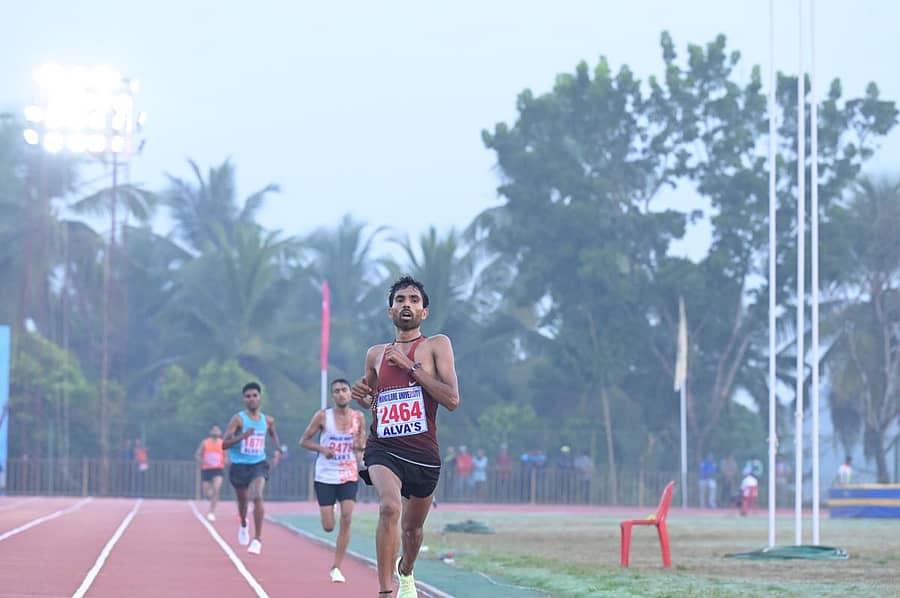 ಮೂಡುಬಿದಿರೆ ಸ್ವರಾಜ್ ಮೈದಾನದಲ್ಲಿ ಮಂಗಳವಾರ ನಡೆದ 81ನೇ ಅಂತರ ವಿವಿ ಅಥ್ಲೆಟಿಕ್ ಚಾಂಪಿಯನ್ಷಿಪ್ನ 10000 ಮೀಟರ್ ಓಟದ ಸ್ಪರ್ಧೆಯಲ್ಲಿ ನೂತನ ಕೂಟ ದಾಖಲೆ ದಾಖಲಿಸಿದ ಆಳ್ವಾಸ್ ಕಾಲೇಜಿನ ಆದೇಶ್ (2464).