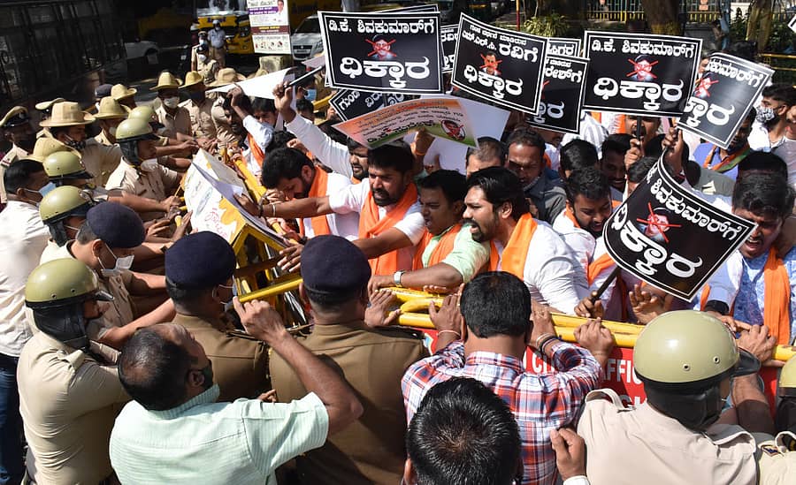 ಡಿ.ಕೆ.ಸುರೇಶ್‌ ಮನೆಗೆ ಮುತ್ತಿಗೆ ಹಾಕಲು ಯತ್ನಿಸಿದ ಬಿಜೆಪಿ ಯುವ ಮೋರ್ಚಾ ಕಾರ್ಯಕರ್ತರನ್ನು ಪೊಲೀಸರು ತಡೆದರು–ಪ್ರಜಾವಾಣಿ ಚಿತ್ರ  