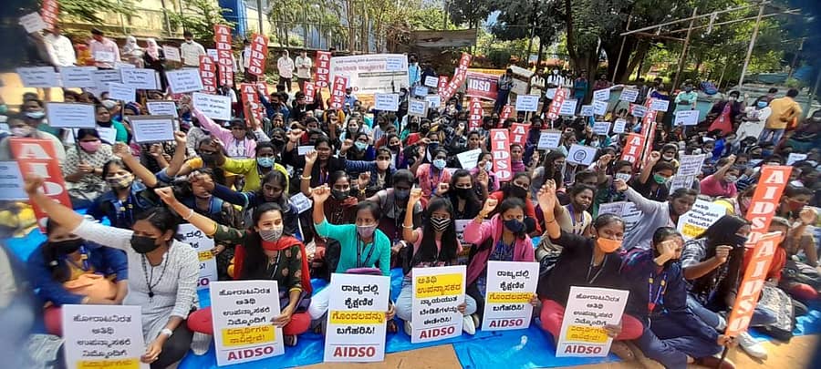 ಎಐಡಿಎಸ್ಒ ಜಿಲ್ಲಾ ಸಮಿತಿ ನೇತೃತ್ವದಲ್ಲಿ ವಿದ್ಯಾರ್ಥಿಗಳು ಮಂಗಳವಾರ ಪ್ರತಿಭಟನೆ ನಡೆಸಿದರು