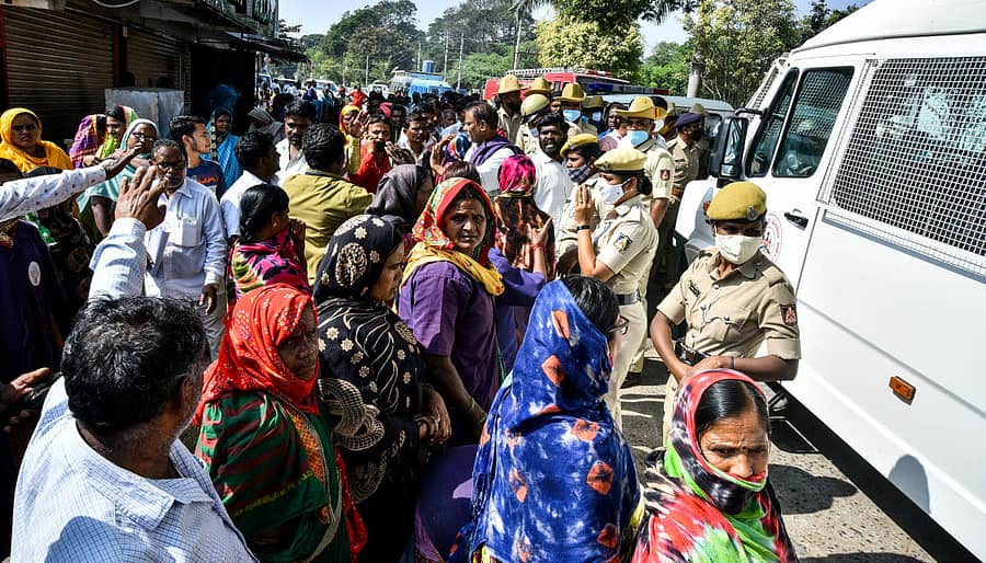 ಕಲಬುರಗಿಯಲ್ಲಿ ಮುಖ್ಯಮಂತ್ರಿ ಬಸವರಾಜ ಬೊಮ್ಮಾಯಿ ಅವರನ್ನು ಮುತ್ತಿಗೆ ಹಾಕಲು ಬಂದ ಪೌರಕಾರ್ಮಿಕರನ್ನು ಪೊಲೀಸರು ಎಸ್.ಎಂ.ಪಂಡಿತ ರಂಗಮಂದಿರದ ಬಳಿ ತಡೆದಿದ್ದರು