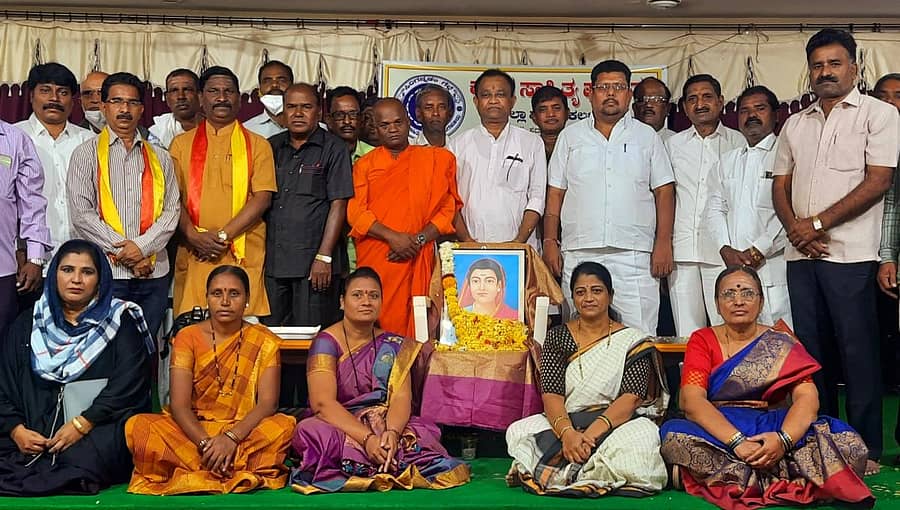 ಕಲಬುರಗಿಯಲ್ಲಿ ಸೋಮವಾರ ಆಯೋಜಿಸಿದ್ದ ಸಾವಿತ್ರಿಬಾಯಿ ಫುಲೆ ಜಯಂತಿ ಕಾರ್ಯಕ್ರಮದಲ್ಲಿ ಯಶ್ವಂತರಾಯ ಅಷ್ಟಗಿ, ಶಿವರಾಜ ಅಂಡಗಿ, ವಿಜಯಕುಮಾರ ತೇಗಲತಿಪ್ಪಿ, ಸಂಘಾನಂದ ಬಂತೇಜಿ, ಅರುಣಕುಮಾರ ಪಾಟೀಲ, ಆರ್.ಎಸ್.ದೊಡ್ಮನಿ, ಶರಣರಾಜ್ ಛಪ್ಪರಬಂದಿ, ಶಕುಂತಲಾ ಪಾಟೀಲ, ರಾಜುಗೌಡ ನಾಗನಳ್ಳಿ, ಕಲ್ಯಾಣಿ ಶೀಲವಂತ ಇದ್ದರು