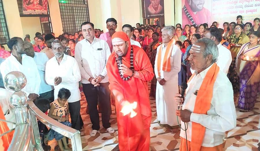 ಭಾಲ್ಕಿ ತಾಲ್ಲೂಕಿನ ಹಲಬರ್ಗಾ ಗ್ರಾಮದಲ್ಲಿ ಸಿದ್ಧರಾಮೇಶ್ವರ ಜಾತ್ರೆ ಪ್ರಯುಕ್ತ ಗುರು ರಾಚೋಟೇಶ್ವರ ಮಠದ ಪೀಠಾಧಿಪತಿ ಹಾವಗಿಲಿಂಗೇಶ್ವರ ಶಿವಾಚಾರ್ಯ ಸಿದ್ಧರಾಮೇಶ್ವರರು ತೋಡಿದ ಬಾವಿಗೆ ವಿಶೇಷ ಪೂಜೆ ಸಲ್ಲಿಸಿದರು