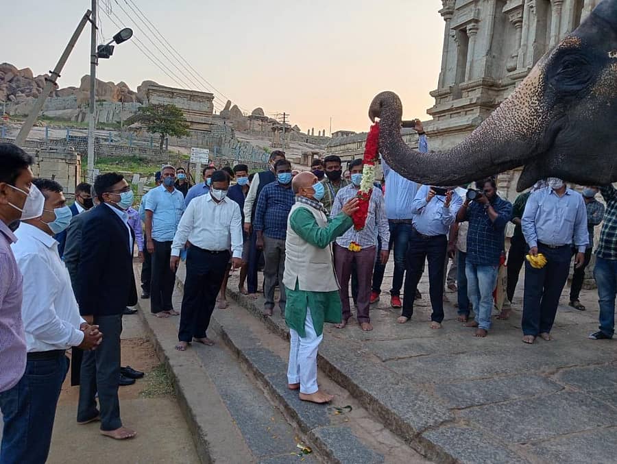 ಕೇಂದ್ರ ಉಕ್ಕು ಖಾತೆ ಸಚಿವ ರಾಮಚಂದ್ರ ಪ್ರಸಾದ್ ಸಿಂಗ್ ಅವರಿಗೆ ಹಂಪಿ ವಿರೂಪಾಕ್ಷೇಶ್ವರ ದೇವಸ್ಥಾನದ ಪ್ರವೇಶ ದ್ವಾರದ ಬಳಿ ದೇಗುಲದ ಆನೆ ಲಕ್ಷ್ಮಿ ಹೂಮಾಲೆ ಹಾಕಿ ಸ್ವಾಗತಿಸಿತು