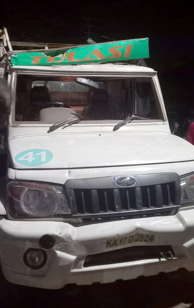 ಅಪಘಾತದಲ್ಲಿ ಪಿಕಪ್ ವಾಹನ ನಜ್ಜುಗುಜ್ಜಾಗಿರುವುದು