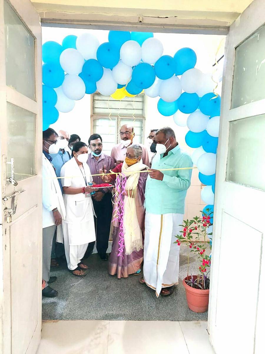 ಗುಬ್ಬಿ ಸಾರ್ವಜನಿಕ ಆಸ್ಪತ್ರೆಯ ಐಸಿಯು ಘಟಕಕ್ಕೆ ಉಚಿತ ಹಾಸಿಗೆ, ಮಂಚ ನೀಡಿದ ಹಿರಿಯ ನಟಿ ಬಿ.ಜಯಶ್ರೀ. ಜಿಲ್ಲಾ ಉಸ್ತುವಾರಿ ಸಚಿವರಾದ ಜೆ.ಸಿ. ಮಾಧುಸ್ವಾಮಿ ಇದ್ದರು