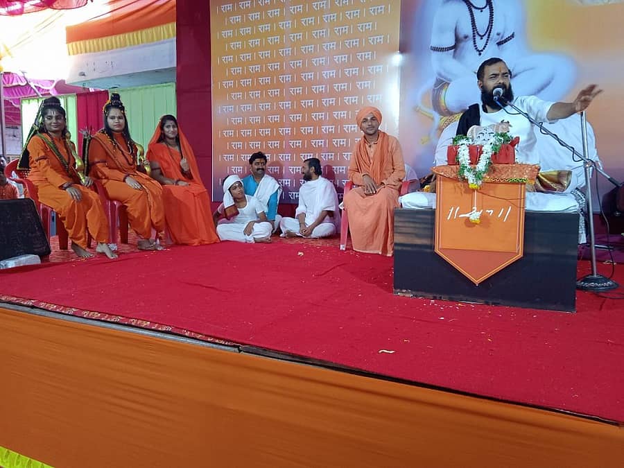 ಭಾಲ್ಕಿಯ ರಾಮ ಮಂದಿರದಲ್ಲಿ ಮಾರವಾಡಿ ಸಮಾಜ ವತಿಯಿಂದ ಆಯೋಜಿಸಿದ್ದ ಶ್ರೀ ದಿವ್ಯ ರಾಮಕಥಾ ಶ್ರಾವಣಾಂಮೃತ ಕಾರ್ಯಕ್ರಮದಲ್ಲಿ ಭೀಡ ಜಿಲ್ಲೆಯ ಕೆಜದ ಶ್ರೀ ಸಮಾಧಾನಜಿ ಮಹಾರಾಜರು ರಾಮಾಯಣದ ವನ ಗಮನ ಮತ್ತು ಕೇವಟ ಪ್ರವಚನ ನೀಡಿದರು