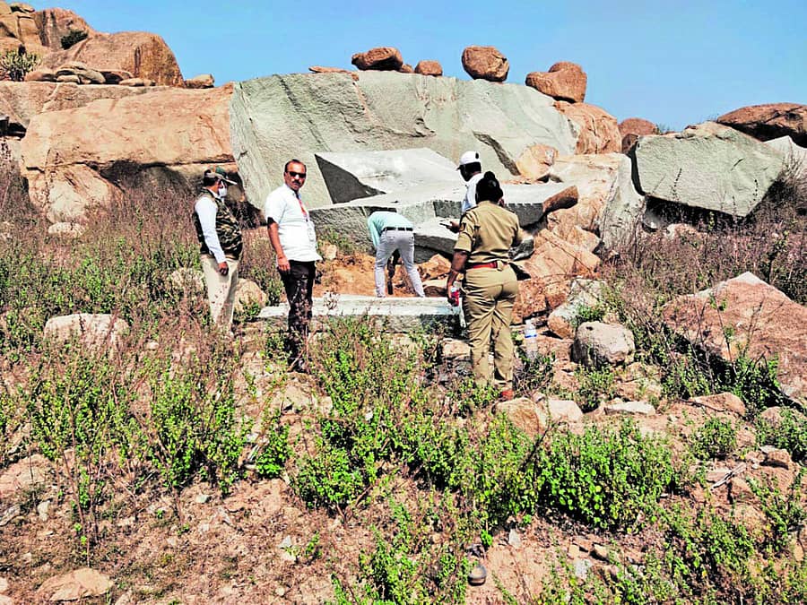 ಗಂಗಾವತಿ ತಾಲ್ಲೂಕಿನ ಮಲ್ಲಾಪುರ ಗ್ರಾ.ಪಂ ವ್ಯಾಪ್ತಿಯ ಗುಡ್ಡಗಾಡು ಪ್ರದೇಶದಲ್ಲಿ ನಡೆಯುತ್ತಿದ್ದ ಕಲ್ಲುಗಣಿಗಾರಿಕೆ ಅಡ್ಡೆಗಳ ಮೇಲೆ ಅಧಿಕಾರಿಗಳು ದಾಳಿ ನಡೆಸಿ ಪರಿಶೀಲಿಸಿದರು. ಮಹೇಶ್, ಶಾರದಮ್ಮ, ಮಂಜುನಾಥ ಇದ್ದರು