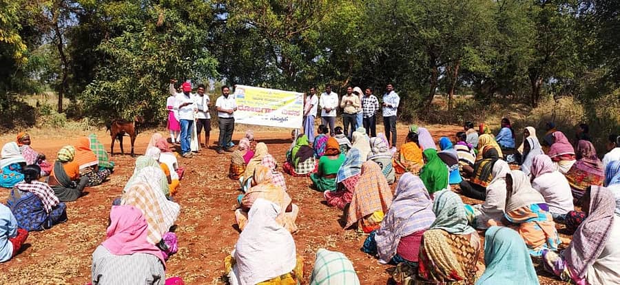 ಕುಷ್ಟಗಿ ತಾಲ್ಲೂಕು ತಳುವಗೇರಾದಲ್ಲಿ ನಡೆದ ನರೇಗಾ ರೋಜಗಾರ ದಿನಾಚರಣೆಯಲ್ಲಿ ಕೂಲಿಕಾರರು ಪಾಲ್ಗೊಂಡಿದ್ದರು