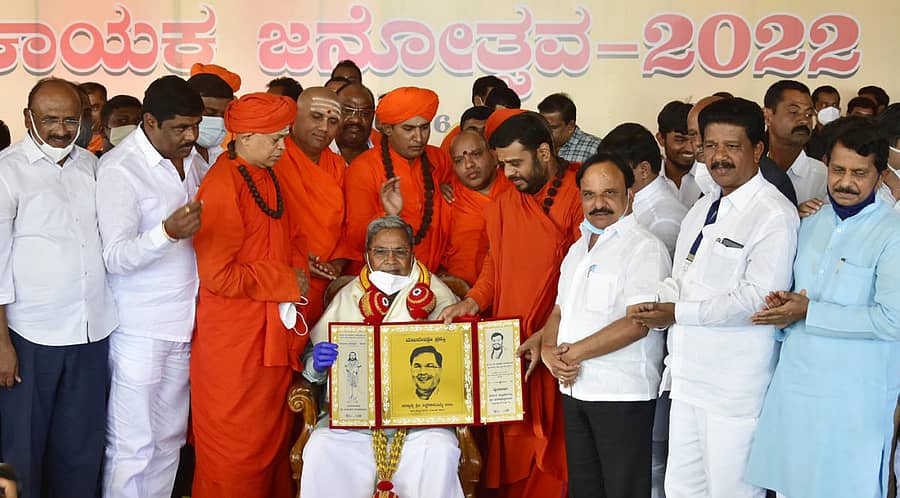 ಚಿತ್ರದುರ್ಗದ ಮಡಿವಾಳ ಗುರುಪೀಠದಲ್ಲಿ ನಡೆದ ಕಾಯಕ ಜನೋತ್ಸವದಲ್ಲಿ ವಿರೋಧ ಪಕ್ಷದ ನಾಯಕ ಸಿದ್ದರಾಮಯ್ಯ ಅವರಿಗೆ ‘ಮಾಚಿದೇವಶ್ರೀ’ ಪ್ರಶಸ್ತಿ ಪ್ರದಾನ ಮಾಡಲಾಯಿತು. ಶಿವಮೂರ್ತಿ ಮುರುಘಾ ಶರಣರು, ಪುರುಷೋತ್ತಮಾನಂದಪುರಿ ಸ್ವಾಮೀಜಿ, ಶಾಂತವೀರ ಸ್ವಾಮೀಜಿ, ಬಸವ ಮಾಚಿದೇವ ಸ್ವಾಮೀಜಿ, ಮಾಜಿ ಶಾಸಕ ಡಿ.ಸುಧಾಕರ್, ಶಾಸಕ ಟಿ.ರಘುಮೂರ್ತಿ, ಮಾಜಿ ಸಂಸದ ಬಿ.ಎನ್.ಚಂದ್ರಪ್ಪ ಇದ್ದಾರೆ.