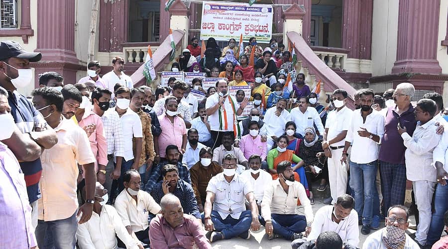 ಶಿವಮೊಗ್ಗ ನಗರ ಪಾಲಿಕೆ ವೈಫಲ್ಯ ಖಂಡಿಸಿ ಕಾಂಗ್ರೆಸ್ ಕಾರ್ಯಕರ್ತರು ಗುರುವಾರ ಪ್ರತಿಭಟನೆ ನಡೆಸಿದರು.