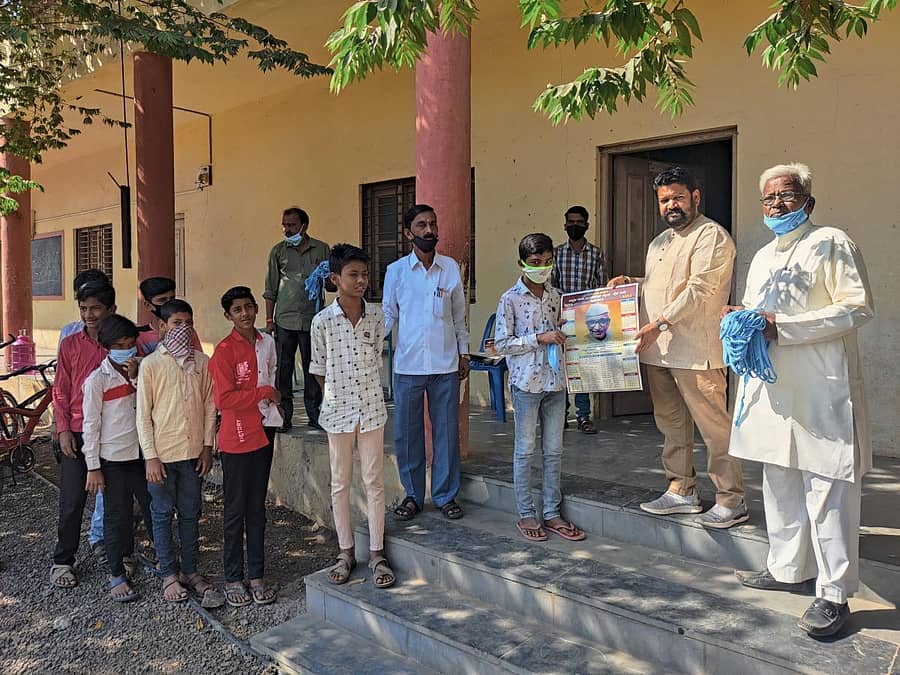 ವಿಜಯಪುರ ನಗರದ ‘ಪದ್ಮಶ್ರೀ’ ಕಾಕಾ ಕಾರಖಾನೀಸ್ ಸ್ಮಾರಕ ಪ್ರೌಢಶಾಲೆಯಲ್ಲಿ ಯುವ ಭಾರತ ಸಮಿತಿ ಸಂಸ್ಥಾಪಕ ಅಧ್ಯಕ್ಷ ಉಮೇಶ ಕಾರಜೋಳ ಅವರು ಕಾಕಾ ಕಾರಖಾನಿಸ ಭಾವಚಿತ್ರವಿರುವ ದಿನ ದರ್ಶಿಕೆ, ಮಾಸ್ಕ್ ವಿತರಿಸಿದರು