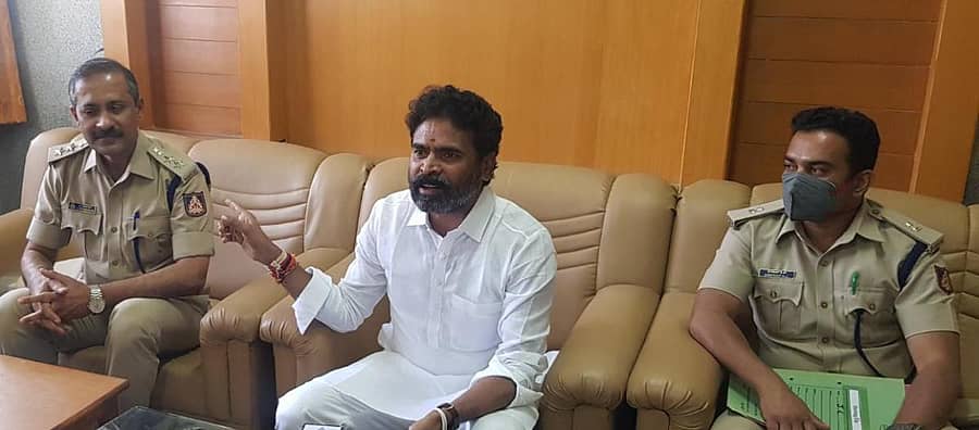 ಸಂಸದ ಎಸ್‌.ಮುನಿಸ್ವಾಮಿ ಕೋಲಾರದಲ್ಲಿ ಗುರುವಾರ ಅಬಕಾರಿ ಇಲಾಖೆ ಅಧಿಕಾರಿಗಳ ಸಭೆ ನಡೆಸಿದರು