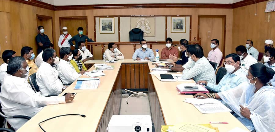 ರಾಯಚೂರು ಜಿಲ್ಲಾಧಿಕಾರಿ ಕಚೇರಿ ಸಭಾಂಗಣದಲ್ಲಿ ಶಾಸಕ ಡಾ.ಶಿವರಾಜ ಪಾಟೀಲ ಅವರು ನಗರ ಅಭಿವೃದ್ಧಿಗೆ ಸಂಬಂಧಿಸಿದಂತೆ ಗುರುವಾರ ಅಧಿಕಾರಿಗಳ ಸಭೆ ನಡೆಸಿದರು