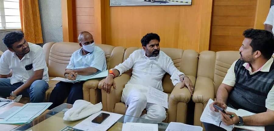 ಸಂಸದ ಎಸ್‌.ಮುನಿಸ್ವಾಮಿ ಕೋಲಾರದಲ್ಲಿ ಗುರುವಾರ ನಗರಸಭೆ ಅಧಿಕಾರಿಗಳ ಜತೆ ಸಭೆ ನಡೆಸಿದರು