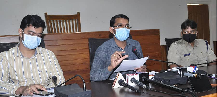 ಜಿಲ್ಲಾಧಿಕಾರಿ ಕಚೇರಿಯಲ್ಲಿ ಗುರುವಾರ ಜಿಲ್ಲಾಧಿಕಾರಿ ಎಂ.ಕೂರ್ಮಾರಾವ್ ಸುದ್ದಿಗೋಷ್ಠಿಯಲ್ಲಿ ಮಾತನಾಡಿದರು.