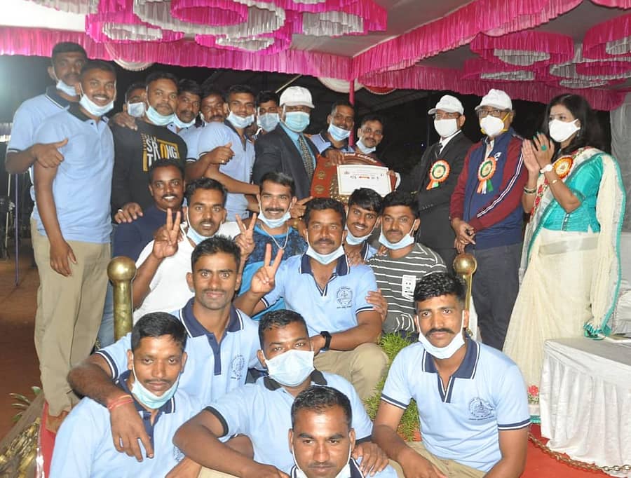 ಹುಬ್ಬಳ್ಳಿ–ಧಾರವಾಡ ಪೊಲೀಸ್ ವಾರ್ಷಿಕ ಕ್ರೀಡಾಕೂಟದ ಸಮಾರೋಪ ಸಮಾರಂಭದಲ್ಲಿ, ಚಾಂಪಿಯನ್ ಆದ ಸಿಎಆರ್ ತಂಡಕ್ಕೆ ಬೆಳಗಾವಿ ಪ್ರಾದೇಶಿಕ ಆಯುಕ್ತ ಅಮ್ಲಾನ್ ಆದಿತ್ಯ ಬಿಸ್ವಾಸ್ ಅವರು ಟ್ರೋಫಿ ಹಾಗೂ ಪ್ರಮಾಣಪತ್ರ ವಿತರಿಸಿದರು. ಡಿಸಿಪಿ ಎಸ್.ವಿ. ಯಾದವ್ ಹಾಗೂ ಪೊಲೀಸ್ ಕಮಿಷನರ್ ಲಾಭೂ ರಾಮ್ ಇದ್ದಾರೆ