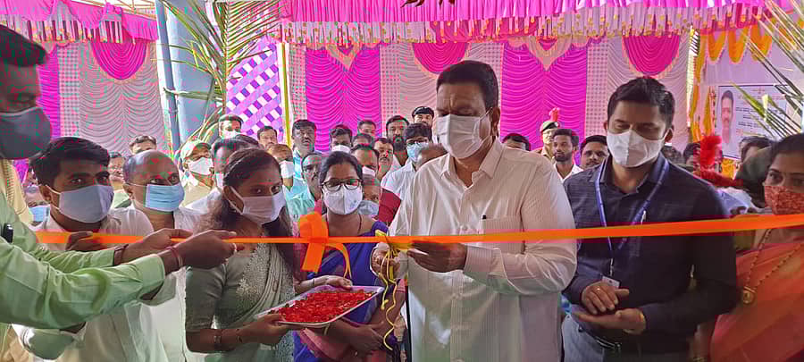 ನರಗುಂದದಲ್ಲಿ ₹ 2 ಕೋಟಿ ವೆಚ್ಚದಲ್ಲಿ ನಿರ್ಮಿಸಲಾದ ಬಿಸಿಎಂ ಇಲಾಖೆಯ ಮೆಟ್ರಿಕ್ ಪೂರ್ವ ಬಾಲಕಿಯರ ವಸತಿ ನಿಲಯ ಕಟ್ಟಡವನ್ನು ಲೋಕೋಪಯೋಗಿ ಸಚಿವ ಸಿ.ಸಿ.ಪಾಟೀಲ ಉದ್ಘಾಟಸಿದರು