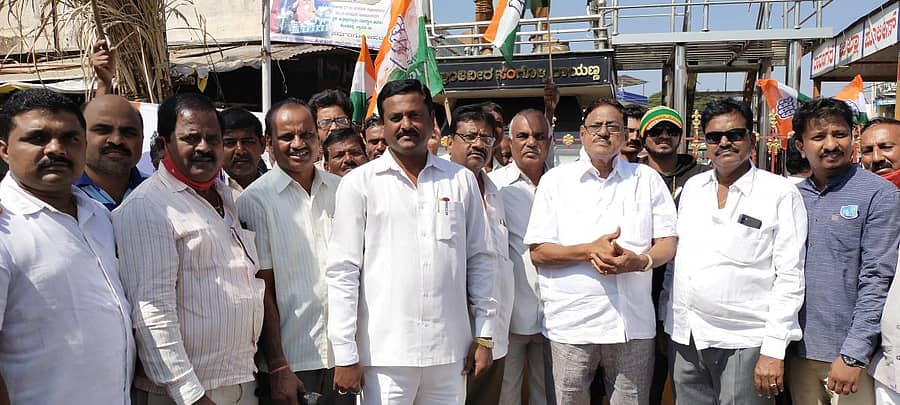 ಹೊನ್ನಾಳಿಯ ಕ್ರಾಂತಿವೀರ ಸಂಗೊಳ್ಳಿ ರಾಯಣ್ಣ ವೃತ್ತದಲ್ಲಿ ನಿರ್ಮಿಸಿರುವ ರಾಯಣ್ಣ ಪ್ರತಿಮೆಗೆ ಕಾಂಗ್ರೆಸ್‌ ಮುಖಂಡರು ಪುಷ್ಪನಮನ ಸಲ್ಲಿಸಿದರು.