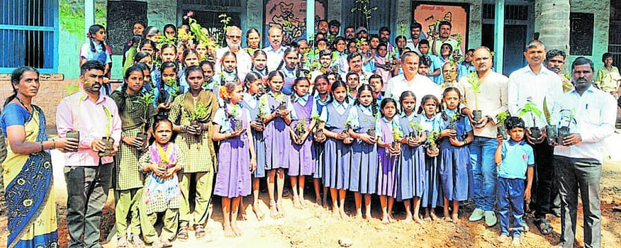 ನರೇಗಲ್ ಸಮೀಪದ ಮಾರನಬಸರಿ ಗ್ರಾಮದ ಸರ್ಕಾರಿ ಹಿರಿಯ ಪ್ರಾಥಮಿಕ ಶಾಲೆಯ ಆವರಣದಲ್ಲಿ ಭಗತ್ ಸಿಂಗ್ ಸಂಘದ ಯುವಕರು ಆಯೋಜಿಸಿದ್ದ ಸಾವಿರ ಸಸಿ ನೆಡುವ ಕಾರ್ಯಕ್ರಮದಲ್ಲಿ ವಿದ್ಯಾರ್ಥಿಗಳು ಭಾಗವಹಿಸಿದರು