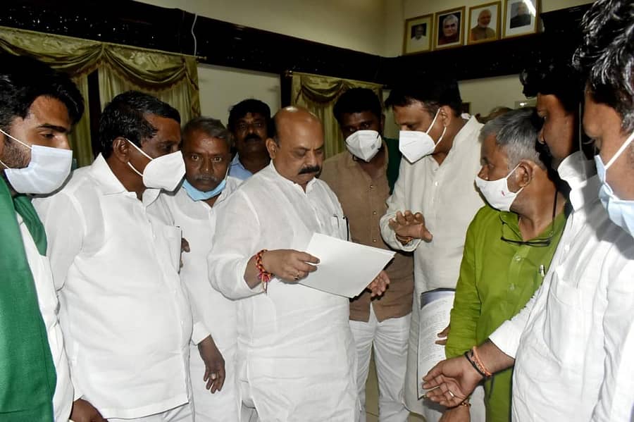 ಮುಖ್ಯಮಂತ್ರಿ ಬಸವರಾಜ ಬೊಮ್ಮಾಯಿ ಅವರಿಗೆ ಡಾ. ಅಜಯ್ ಸಿಂಗ್ ಹಾಗೂ ರೈತರು ಮನವಿ ಸಲ್ಲಿಸಿದರು