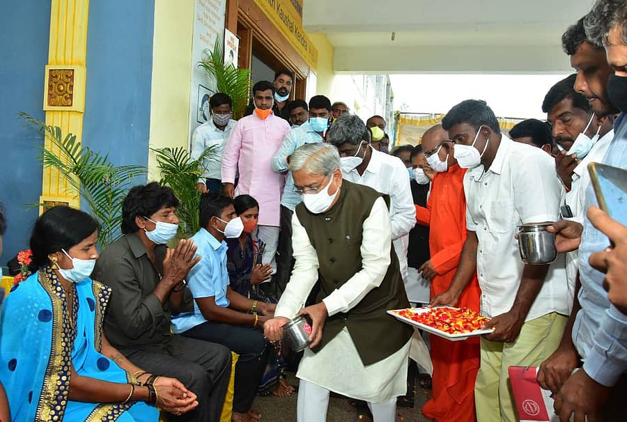 ಚಿತ್ರದುರ್ಗದ ಮಾದಾರ ಚನ್ನಯ್ಯ ಗುರುಪೀಠದಲ್ಲಿ ಶುಕ್ರವಾರ ನಡೆದ ಸಮಾರಂಭದಲ್ಲಿ ದಕ್ಕಲಿಗ ಸಮುದಾಯದ ದಂಪತಿಗಳ ಪಾದಗಳನ್ನು ಜಲಸಂಪನ್ಮೂಲ ಸಚಿವ ಗೋವಿಂದ ಎಂ.ಕಾರಜೋಳ ಹಾಗೂ ಕೋಟಾ ಶ್ರೀನಿವಾಸ ಪೂಜಾರಿ ತೊಳೆದರು. ಬಸವಮೂರ್ತಿ ಮಾದಾರ ಚನ್ನಯ್ಯ ಸ್ವಾಮೀಜಿ ಇದ್ದಾರೆ.