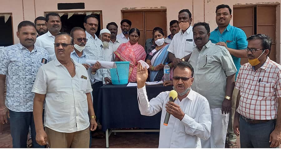 ಹನುಮಸಾರ ಕರ್ನಾಟಕ ಪಬ್ಲಿಕ್ ಸ್ಕೂಲ್ನ ಆವರಣದಲ್ಲಿ ಶುಕ್ರವಾರ ಪೂರ್ವ ಪ್ರಾಥಮಿಕ ಕನ್ನಡ ಮಾಧ್ಯಮದ ಹೆಚ್ಚುವರಿ ವಿಭಾಗಕ್ಕೆ ಪಾಲಕರ ಸಮ್ಮುಖದಲ್ಲಿ ಲಾಟರಿ ಮೂಲಕ ವಿದ್ಯಾರ್ಥಿಗಳನ್ನು ಆಯ್ಕೆ ಮಾಡಲಾಯಿತು