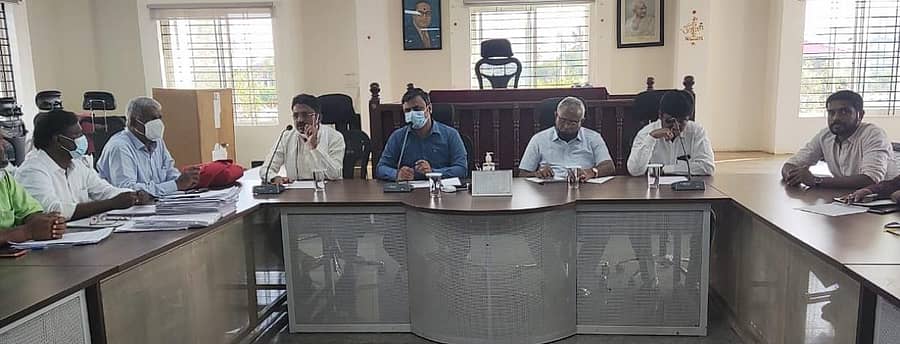 ಬೆಂಗಳೂರು-ಚೆನ್ನೈ ಎಕ್ಸ್‌ಪ್ರೆಸ್‌ ಕಾರಿಡಾರ್‌ ಸಂತ್ರಸ್ತರ ಹೋರಾಟ ಸಮಿತಿಯು ಪಾದಯಾತ್ರೆ ಹಮ್ಮಿಕೊಂಡಿರುವ ಹಿನ್ನೆಲೆಯಲ್ಲಿ ಜಿಲ್ಲಾಧಿಕಾರಿ ಆರ್‌.ಸೆಲ್ವಮಣಿ ಕೋಲಾರದಲ್ಲಿ ಶುಕ್ರವಾರ ರೈತ ಮುಖಂಡರು ಹಾಗೂ ಜನಪ್ರತಿನಿಧಿಗಳ ಜತೆ ಸಭೆ ನಡೆಸಿದರು