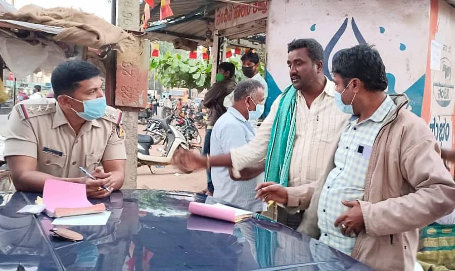 ವೇಮಗಲ್ನಲ್ಲಿ ಶುಕ್ರವಾರ ಮಾಸ್ಕ್ ಧರಿಸದೆ ಓಡಾಡುತ್ತಿದ್ದ ಜನರಿಗೆ ಪೊಲೀಸರು ದಂಡ ವಿಧಿಸಿದರು