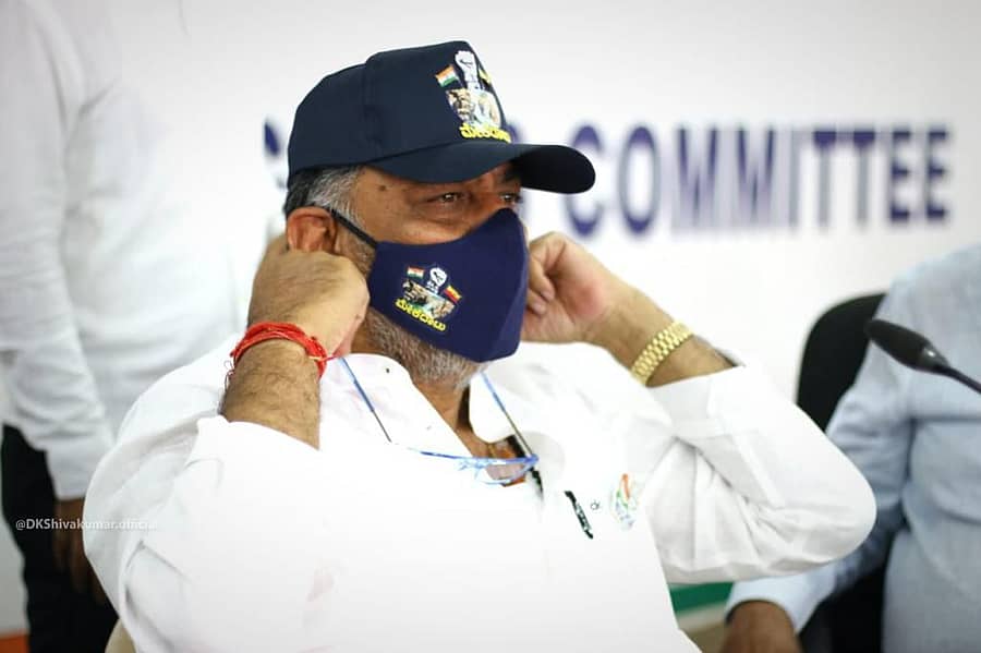 ಮೇಕೆದಾಟು ಪಾದಯಾತ್ರೆಗಾಗಿ ಸಿದ್ಧಪಡಿಸಲಾಗಿರುವ ಮಾಸ್ಕ್‌ ಧರಿಸುತ್ತಿರುವ ಡಿ.ಕೆ ಶಿವಕುಮಾರ್‌