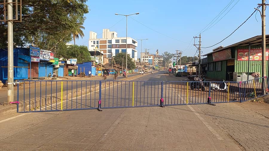 ಬೆಳಗಾವಿ ನಗರದ ಮುಖ್ಯ ರಸ್ತೆಗಳು, ವೃತ್ತಗಳು ಜನರಿಲ್ಲದೆ ಭಣಗುಡುತ್ತಿವೆ.