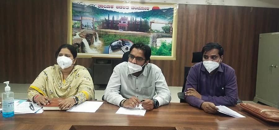 ಚಿಂಚೋಳಿಯ ತಾಲ್ಲೂಕು ಆಡಳಿತ ಭವನದ ಸಭಾಂಗಣದಲ್ಲಿ ಶುಕ್ರವಾರ ಶಾಸಕ ಡಾ. ಅವಿನಾಶ ಜಾಧವ ಅಧಿಕಾರಿಗಳ ಸಭೆ ನಡೆಸಿದರು. ತಹಶೀಲ್ದಾರ್ ಅಂಜುಮ ತಬಸ್ಸುಮ ಇದ್ದರು