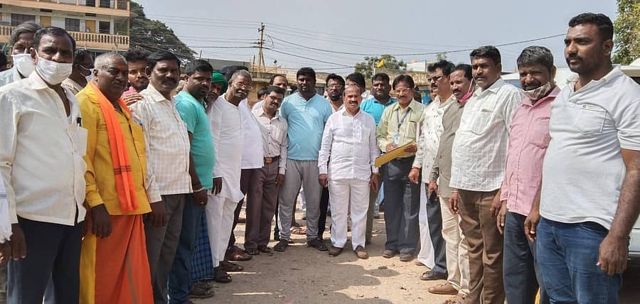 ಹರಿಹರ ಹಳೆ ಕೋರ್ಟ್ ಸ್ಥಳದಲ್ಲಿ ಉದ್ದೇಶಿತ ಡಾ.ಅಂಬೇಡ್ಕರ್ ಭವನ ನಿರ್ಮಾಣ ಸ್ಥಳವನ್ನು ಶಾಸಕ ಎಸ್. ರಾಮಪ್ಪ ಅವರು ಅಧಿಕಾರಿಗಳೊಂದಿಗೆ ಪರಿಶೀಲಿಸಿದರು.