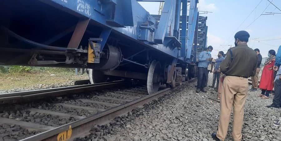 ಹಳಿ ತಪ್ಪಿರುವ ಸರಕು ಸಾಗಣೆ ರೈಲು