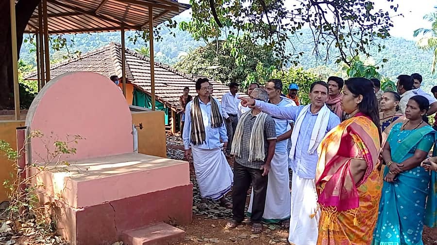 ಅಂಕೋಲಾ ತಾಲ್ಲೂಕಿನ ಮೋತಿಗುಡ್ಡದಲ್ಲಿ ನಡೆದ ಅಭಿವೃದ್ಧಿ ಕಾಮಗಾರಿಯನ್ನು ಶಾಸಕಿ ರೂಪಾಲಿ ನಾಯ್ಕ ಈಚೆಗೆ ಪರಿಶೀಲಿಸಿದರು