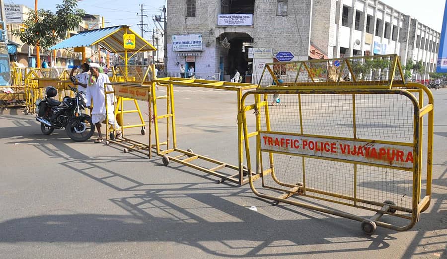 ವಿಜಯಪುರ ನಗರದ ಗಾಂಧಿ ಚೌಕಿಯಲ್ಲಿ ಪೊಲೀಸರು ವಾರಾಂತ್ಯ ಕರ್ಫ್ಯೂ ಹಿನ್ನೆಲೆಯಲ್ಲಿ ಬ್ಯಾರಿಕೇಡ್ ಅಳವಡಿಸುವ ಮೂಲಕ ವಾಹನಗಳ ಸಂಚಾರಕ್ಕೆ ತಡೆಯೊಡ್ಡಿದ್ದರು–ಪ್ರಜಾವಾಣಿ ಚಿತ್ರ