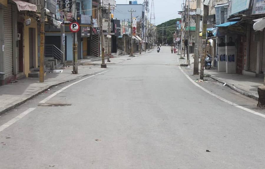 ವಾರಾಂತ್ಯದ ಕರ್ಫ್ಯೂ ಕಾರಣಕ್ಕೆ ಕೋಲಾರದ ಎಂ.ಜಿ ರಸ್ತೆಯು ಜನರ ಓಡಾಟ ಹಾಗೂ ವಾಹನ ಸಂಚಾರವಿಲ್ಲದೆ ಶನಿವಾರ ಬಿಕೋ ಎನ್ನುತ್ತಿತ್ತು