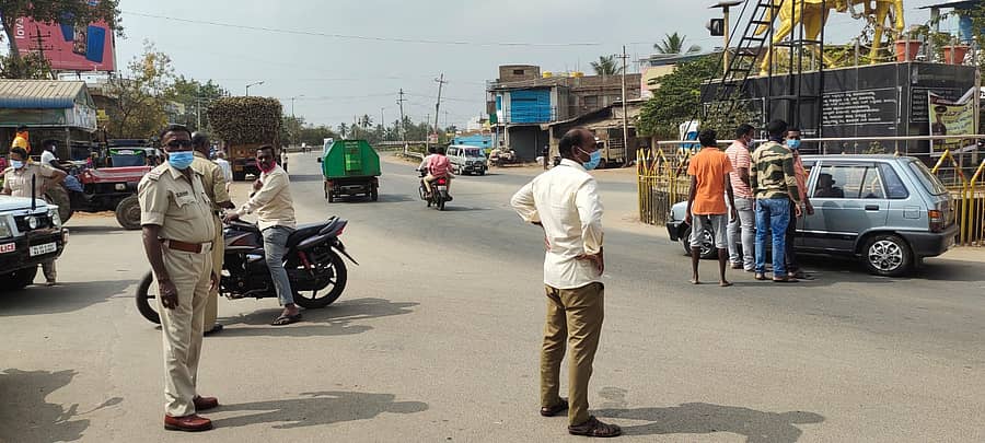 ಹಗರಿಬೊಮ್ಮನಹಳ್ಳಿ ಪಟ್ಟಣದ ಬಸವೇಶ್ವರ ವೃತ್ತದ ಬಳಿ ಪೊಲೀಸರು ವಾಹನಗಳ ತಪಾಸಣೆ ನಡೆಸಿದರು