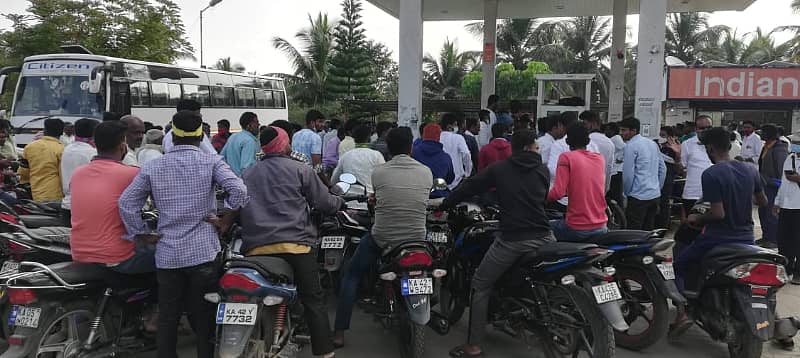 ಪೆಟ್ರೋಲ್ ತುಂಬಿಸಿಕೊಳ್ಳಲು ಮುಗಿಬಿದ್ದ ಜನ