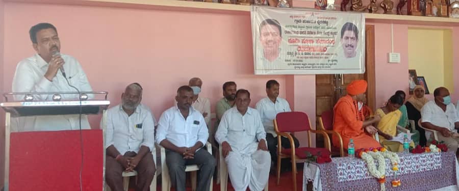 ನರಗುಂದ ತಾಲ್ಲೂಕಿನ ಭೈರನಹಟ್ಟಿಯಲ್ಲಿ ಈಚೆಗೆ ಮಹಾತ್ಮಾಗಾಂಧಿ ರಾಷ್ಟ್ರೀಯ ಗ್ರಾಮೀಣ ಉದ್ಯೋಗ ಖಾತರಿ ಯೋಜನೆಯಡಿ ರಾಜೀವ್ಗಾಂಧಿ ಭಾರತ ನಿರ್ಮಾಣ ಸೇವಾ ಕೇಂದ್ರ ಕಟ್ಟಡದ ಭೂಮಿ ಪೂಜಾ ಸಮಾರಂಭದಲ್ಲಿ ಲೋಕೋಪಯೋಗಿ ಸಚಿವ ಸಿ.ಸಿ.ಪಾಟೀಲ ಮಾತನಾಡಿದರು