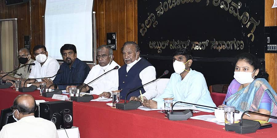 ಶಿವಮೊಗ್ಗದಲ್ಲಿ ಶನಿವಾರ ಕೋವಿಡ್ ನಿಯಂತ್ರಣಕ್ಕೆ ಕೈಗೊಳ್ಳಬೇಕಾದ ಕ್ರಮಗಳ ಕುರಿತು ನಡೆದ ಸಭೆಯಲ್ಲಿ ಜಿಲ್ಲಾ ಉಸ್ತುವಾರಿ ಸಚಿವ ಕೆ.ಎಸ್. ಈಶ್ವರಪ್ಪ ಮಾತನಾಡಿದರು.