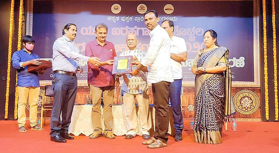 ಸಿಂಧನೂರು ತಾಲ್ಲೂಕಿನ ಎಲೆಕೂಡ್ಲಗಿ ಸರ್ಕಾರಿ ಹಿರಿಯ ಪ್ರಾಥಮಿಕ ಶಾಲೆಯ ಶಿಕ್ಷಕ ದುರುಗಪ್ಪ ಗುಡದೂರು ಅವರ ‘ಕೊನೆಯ ಪುಟದ ಸಾಲು’ ಚೊಚ್ಚಲ ಕವನ ಸಂಕಲನವನ್ನು ಬೆಂಗಳೂರಿನಲ್ಲಿ ಸಾಹಿತಿ ಡಾ.ಹಂಪಾ ನಾಗರಾಜಯ್ಯ ಹಾಗೂ ಚಿತ್ರಗೀತೆಗಳ ರಚನೆಕಾರ ಜಯಂತ್ ಕಾಯ್ಕಿಣಿ ಅವರು ಲೋಕಾರ್ಪಣೆ ಮಾಡಿದರು