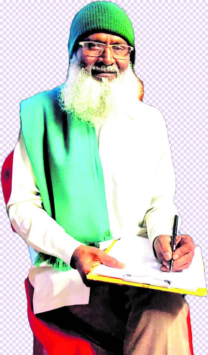 ವಚನ ಬರೆಯುತ್ತಿರುವ ನಬಿಲಾಲ