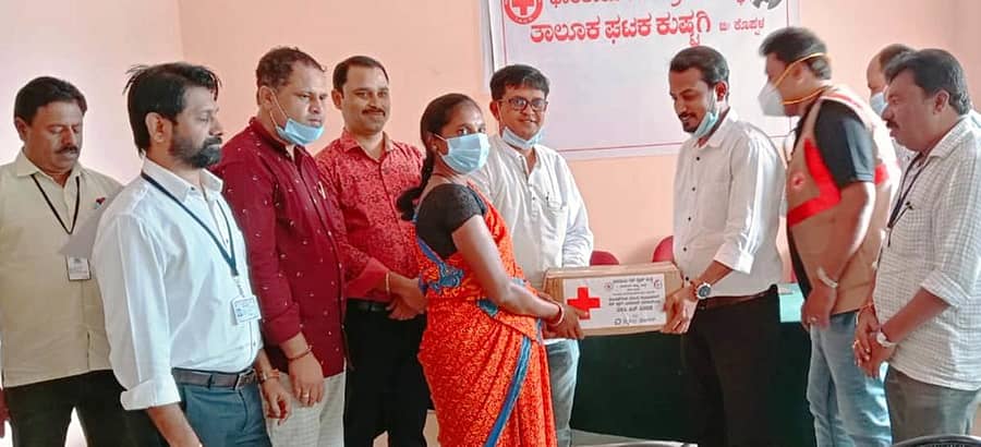 ಕುಷ್ಟಗಿಯಲ್ಲಿ ರೆಡ್ಕ್ರಾಸ್ ವತಿಯಿಂದ ಬಡ ಮಹಿಳೆಯರಿಗೆ ಹೊಲಿಗೆ ಯಂತ್ರಗಳನ್ನು ವಿತರಿಸಲಾಯಿತು