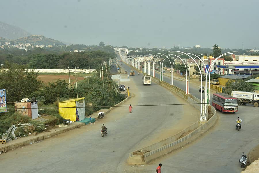 ಚಿತ್ರದುರ್ಗದ ಬಿ.ಡಿ.ರಸ್ತೆ ವಾರಾಂತ್ಯದ ಕರ್ಫ್ಯೂ ಹಿನ್ನೆಲೆಯಲ್ಲಿ ಶನಿವಾರ ಸ್ತಬ್ಧವಾಗಿತ್ತು (1). ನಿತ್ಯ ಗ್ರಾಹಕರಿಂದ ತುಂಬಿರುತ್ತಿದ್ದ ಚಿತ್ರದುರ್ಗದ ವಾಸವಿ ಮಹಲ್‌ ರಸ್ತೆ ಶನಿವಾರ ಬಿಕೊ ಎನ್ನುತ್ತಿತ್ತು (2). ಚಿತ್ರದುರ್ಗದಲ್ಲಿ ಕರ್ಫ್ಯೂ ನಿಯಮ ಉಲ್ಲಂಘಿಸಿ ಅನಗತ್ಯವಾಗಿ ಸಂಚರಿಸುತ್ತಿದ್ದ ದ್ವಿಚಕ್ರ ವಾಹನ ಸವಾರರಿಗೆ ಸಂಚಾರ ಪೊಲೀಸರು ದಂಡ ವಿಧಿಸಿದರು. ಪ್ರಜಾವಾಣಿ ಚಿತ್ರ/ವಿ.ಚಂದ್ರಪ್ಪ