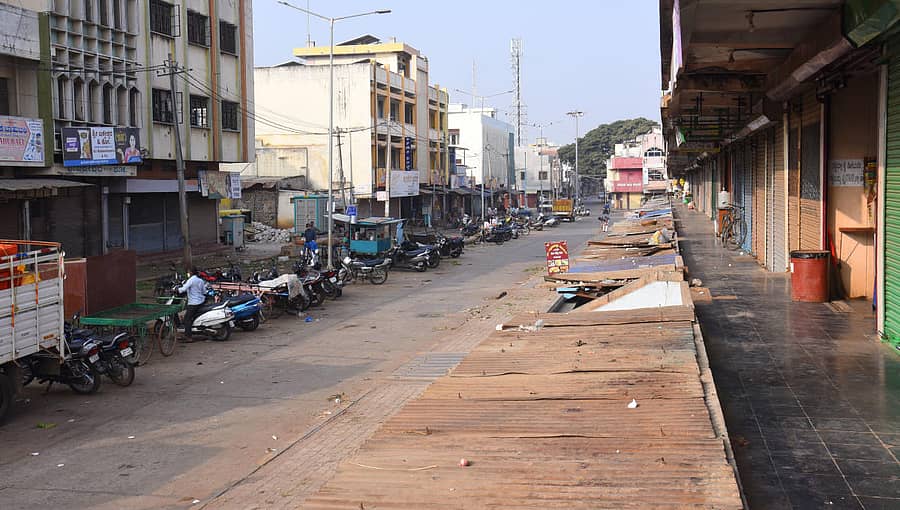 ಯಾವಾಗಲೂ ಜನಸಂದಣಿಯಿಂದ ಗಿಜಿಗುಡುತ್ತಿದ್ದ ದಾವಣಗೆರೆ ಕೆ.ಆರ್. ಮಾರುಕಟ್ಟೆ ರಸ್ತೆ ವಾರಾಂತ್ಯ ಕರ್ಫ್ಯೂ ಪರಿಣಾಮ ಶನಿವಾರ ಬಿಕೋ ಅನ್ನುತ್ತಿತ್ತು (ಎಡಚಿತ್ರ). ದಾವಣಗೆರೆ ಕೆಆಸ್ಆರ್ಟಿಸಿ ಬಸ್ ನಿಲ್ದಾಣದಲ್ಲಿ ಪ್ರಯಾಣಿಕರಿಗಾಗಿ ಕಾಯುತ್ತಿರುವ ಬಸ್ಗಳು – ಚಿತ್ರ: ವಿಜಯ್ ಜಾಧವ್