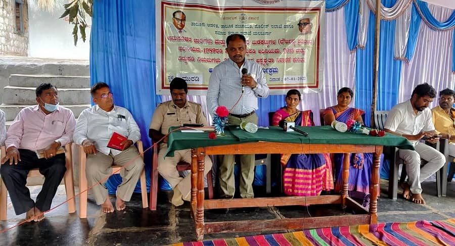 ಯಲಬುರ್ಗಾ ತಾಲ್ಲೂಕು ಮುರಡಿ ಗ್ರಾಮದಲ್ಲಿ ನಡೆದ ಅಸ್ಪೃಶ್ಯತಾ ನಿವಾರಣೆ ಜಾಗೃತಿ ಕಾರ್ಯಕ್ರಮದಲ್ಲಿ ತಹಶೀಲ್ದಾರ್ ಶ್ರೀಶೈಲ ತಳವಾರ ಮಾತನಾಡಿದರು