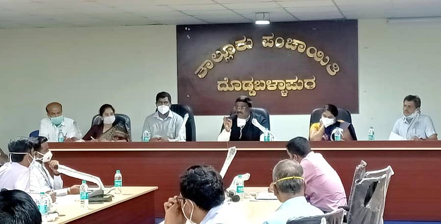 ದೊಡ್ಡಬಳ್ಳಾಪುರ ತಾಲ್ಲೂಕು ಪಂಚಾಯಿತಿ ಸಭಾಂಗಣದಲ್ಲಿ ಶನಿವಾರ ಕೋವಿಡ್‌ ಲಸಿಕೆ ಕುರಿತು ಪ್ರಗತಿ ಪರಿಶೀಲನ ಸಭೆಯಲ್ಲಿ ಜಿಲ್ಲಾಧಿಕಾರಿ ಕೆ.ಶ್ರೀನಿವಾಸ್‌ ಮಾತನಾಡಿದರು