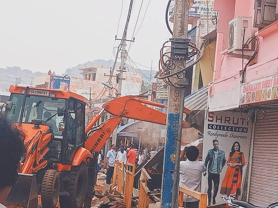 ಶಹಾಪುರ ನಗರದ ಮುಖ್ಯರಸ್ತೆ ಬದಿಯಲ್ಲಿ ಅನಧಿಕೃತವಾಗಿ ನಿರ್ಮಿಸಿದ ಕಟ್ಟಡ ತೆರವು ಕಾರ್ಯಾಚರಣೆ ಶನಿವಾರ ನಡೆಯಿತು